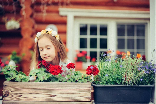 Retrato Uma Menina Bonito Com Uma Coroa Flores Sua Cabeça — Fotografia de Stock