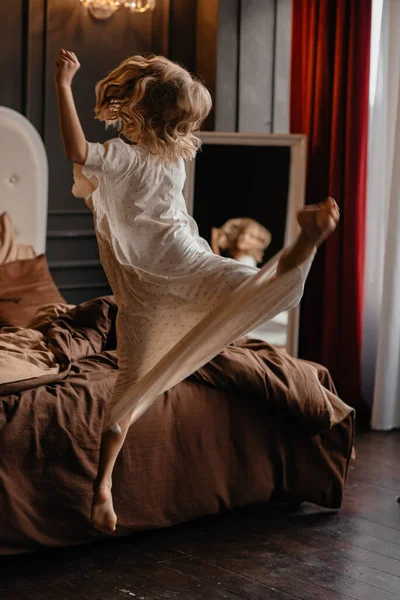 Dos Niñas Felices Largos Sarochki Blancos Están Saltando Sobre Cama —  Fotos de Stock