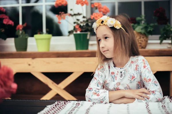 Egy Kis Mosolygó Lány Asztalnál Friss Virágok Hátterében Portré Egy — Stock Fotó