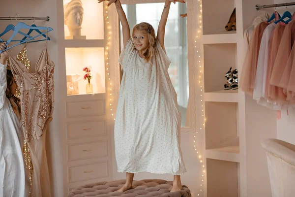 Egy Mozgásban Lévő Fotó Egy Pizsamás Kislány Felpróbálja Anyjának Ruháit — Stock Fotó