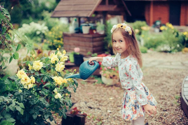 Šťastná Holčička Bílých Letních Šatech Zalévá Pouliční Květiny Dítě Plechovkou — Stock fotografie