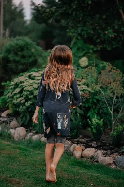Маленькая Девочка Длинными Темными Волосами Летнем Платье Бегает Босиком Зеленой Стоковое Фото