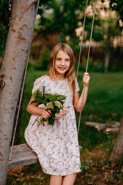 Portret Pięknej Uśmiechniętej Dziewczynki Letniej Która Jeździ Huśtawce Koło Drzewa — Zdjęcie stockowe