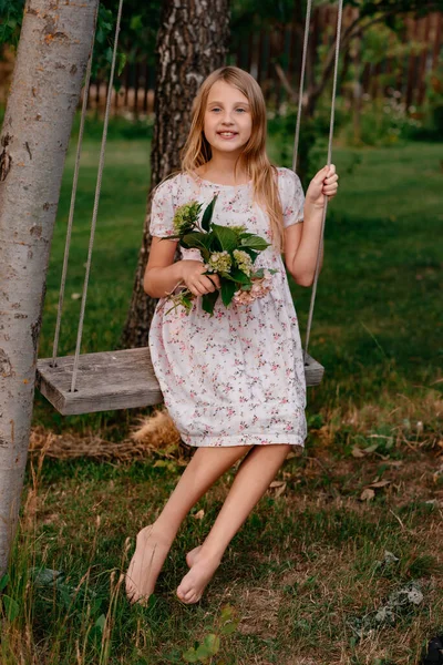 Retrato Una Hermosa Niña Sonriente Años Que Está Montando Columpio —  Fotos de Stock