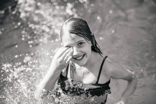 Ein Schönes Kleines Mädchen Mit Langen Dunklen Haaren Badeanzug Schwimmt — Stockfoto