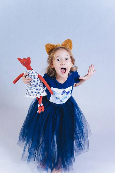 Menina Gritando Uma Saia Azul Fofo Com Uma Faixa Cabeça — Fotografia de Stock