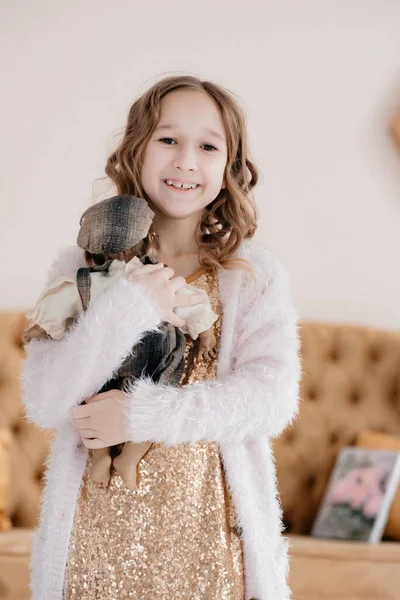 Ein Süßes Lächelndes Mädchen Mit Schönem Lockigem Haar Einem Goldenen — Stockfoto