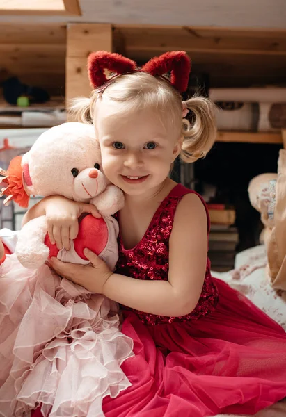 Ein Kleines Süßes Blondes Mädchen Einem Roten Kleid Sitzt Auf — Stockfoto
