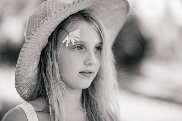 Porträt Eines Schönen Kleinen Mädchens Mit Lockigem Haar Einem Weißen — Stockfoto