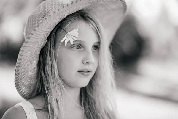 Retrato Una Hermosa Niña Con Pelo Rizado Vestido Blanco Con —  Fotos de Stock