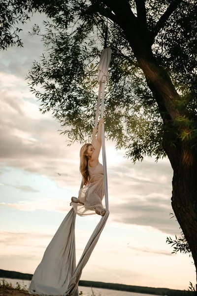 Una Chica Joven Atractiva Vestido Blanco Entra Practicar Deportes Naturaleza —  Fotos de Stock