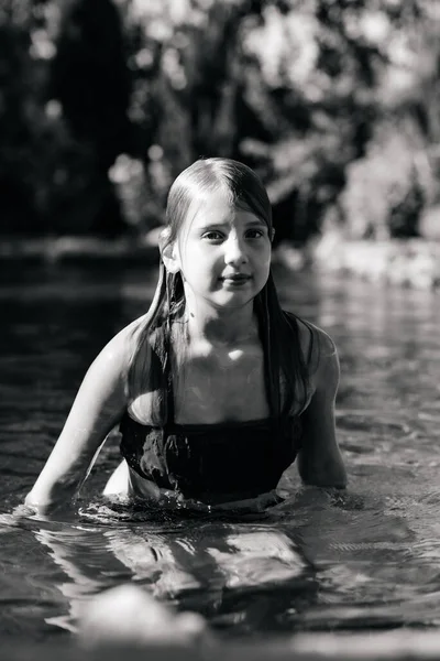 Ένα Όμορφο Κοριτσάκι Μακριά Σκούρα Μαλλιά Μαγιό Κολυμπάει Μια Εξωτερική — Φωτογραφία Αρχείου