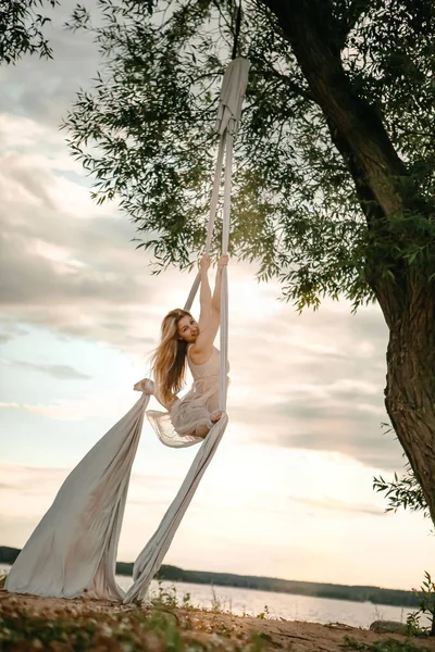 Uma Jovem Garota Atraente Vestido Branco Está Envolvida Ginástica Aérea — Fotografia de Stock