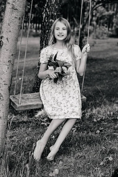 Retrato Una Hermosa Niña Sonriente Años Que Está Montando Columpio —  Fotos de Stock