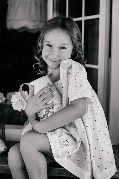 Uma Menina Bonita Vestido Branco Com Cabelo Escuro Senta Janela — Fotografia de Stock