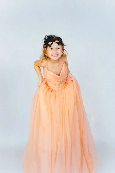Pequena Menina Sorridente Grande Vestido Rosa Com Uma Máscara Máscaras — Fotografia de Stock