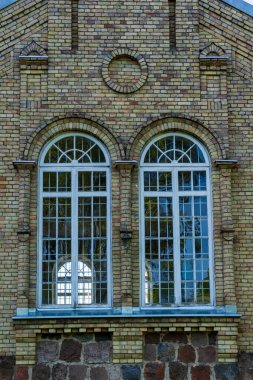 Pencereli ve pencereli eski tuğla duvar