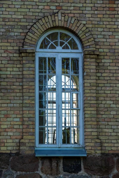 Велике Вікно Красивою Готичною Будівлею Цегляною Стіною Кам Яними Дверима — стокове фото