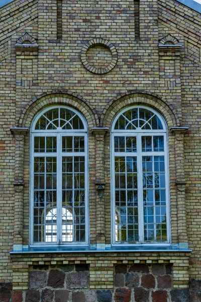 Pencereli ve pencereli eski tuğla duvar