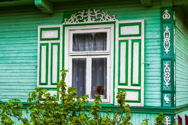 Vecchia Finestra Della Casa Con Erba Verde Persiane Blu — Foto Stock