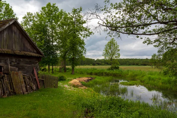 Krásný Výhled Starý Dřevěný Dům Malou Chatrčí Místo Poli — Stock fotografie