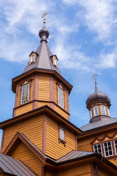 Drewniany Kościół Tle Miasta Starej Wsi Lecie — Zdjęcie stockowe