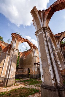 Gün batımında eski tuğla duvar