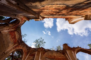 Antik kentin eski şehrinin içinde bölgenin en ünlü simgesinin başkentinde.