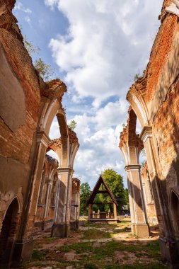 Eski şehrin eski terk edilmiş binası. En ünlü eyaletin başkenti.