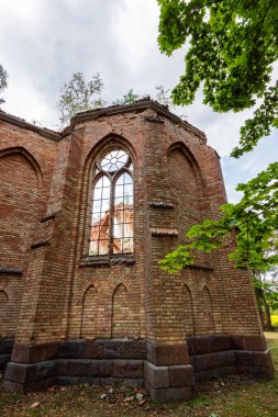 Riga şehrindeki eski tuğla bina.