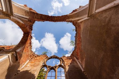 Pencereli eski tuğla duvar