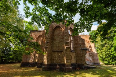 Parktaki eski taş kilise.