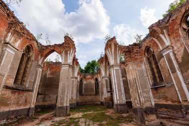 Tayland 'da terk edilmiş eski bir bina.