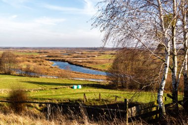 Arka planda nehir ve göl olan güzel bir manzara.