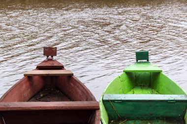 Gölde ahşap bir tekne.