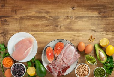 Sağlıklı ketojenik diyet gıdalarının en üst görüntüsü. Ahşap arkaplan, kopyalama alanı.