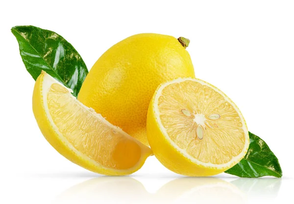 Zusammensetzung von Zitronen mit grünen Blättern isoliert mit Schneideweg. — Stockfoto
