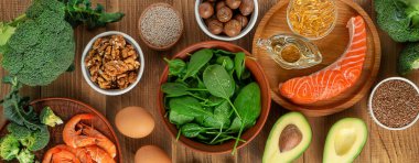 Omega 3 'ün zengin gıdalarını ahşap masanın üstünde, tam üstünde..