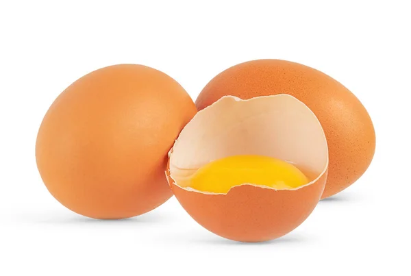 Composición de huevos con uno roto aislado sobre fondo blanco. De cerca. — Foto de Stock
