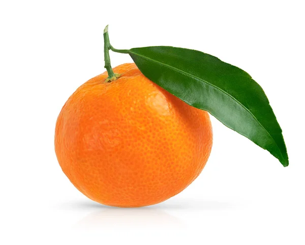 Mandarine mit grünem Blatt isoliert auf weißem Hintergrund mit Schneideweg. — Stockfoto
