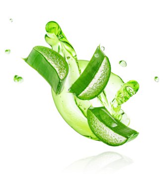 Aloe vera dilimleri ile akan yeşil jel kırpma yolu ile beyaz arkaplanda izole.