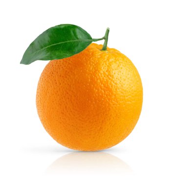 Beyaz arkaplanda kırpma yolu ile izole edilmiş yeşil yapraklı portakal meyvesi.