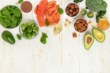 Beyaz ahşap arka planda sağlıklı yiyecekler. Üst görünüm, alanı kopyala