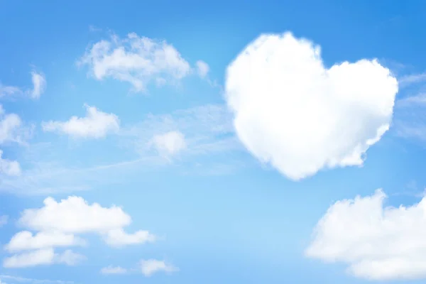 Wolke Herzform Auf Blauem Himmel Hintergrund Kopierraum — Stockfoto