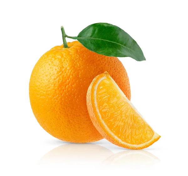 オレンジ色の果物とクリッピング パスと白い背景で隔離のスライス — ストック写真