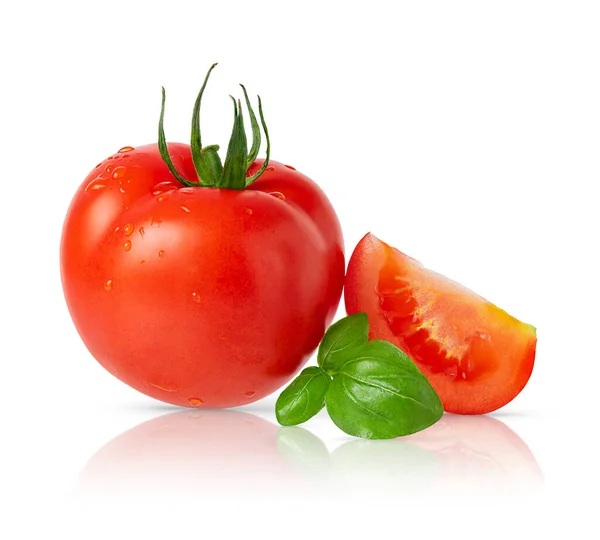 Tomate aislado con rebanada y albahaca sobre fondo blanco con ruta de recorte — Foto de Stock
