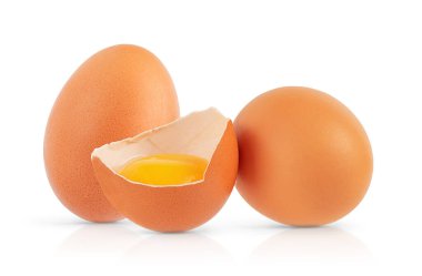 Beyaz arka planda izole edilmiş çiğ yumurta bileşimi. Kapat.