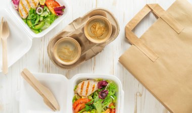 Beyaz ahşap arka planda taze salata ve kahve. Üst görünüm. 