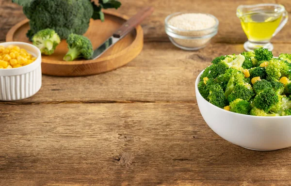 Sallad Broccoli Med Ingredienser Trä Bakgrund — Stockfoto