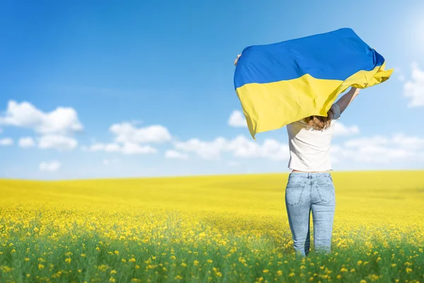 Жінка Махає Національним Прапором України День Перемоги Незалежності Фотографія Високої — стокове фото